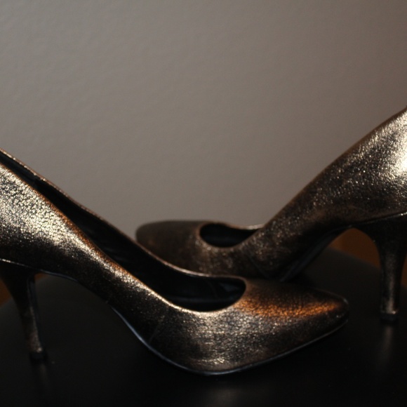 Jessica Simpson, gold high heel pump - Picture 4 of 4
